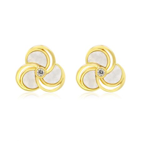 Boucles d'oreilles en forme de fleur en pétales de coquillage - Une prise de vue détaillée en studio des boucles d'oreilles en forme de fleur en pétales de coquillage, mettant en valeur le laiton plaqué or et les délicates incrustations de pétales de coquillage blanc.