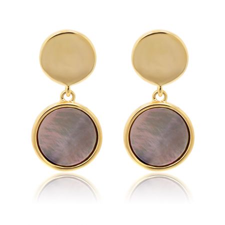 Pendientes mini redondos de concha de abulón. - Un par de pendientes mini redondos de concha de abulón con baño de oro e incrustaciones de nácar iridiscente sobre un fondo blanco.