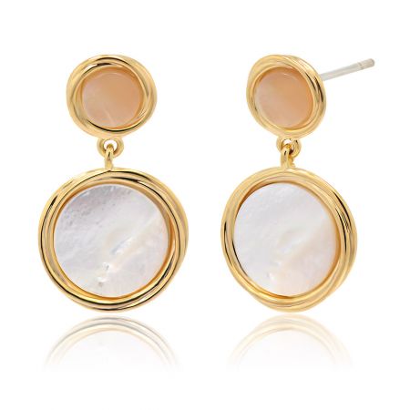 Prise de vue en angle des mini boucles d'oreilles plates à double disque rond sur un fond blanc.