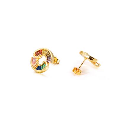Een alternatieve hoek van de ronde meerkleurige stud oorbellen, die de schitterende glans van de cubic zirconia stenen benadrukt.