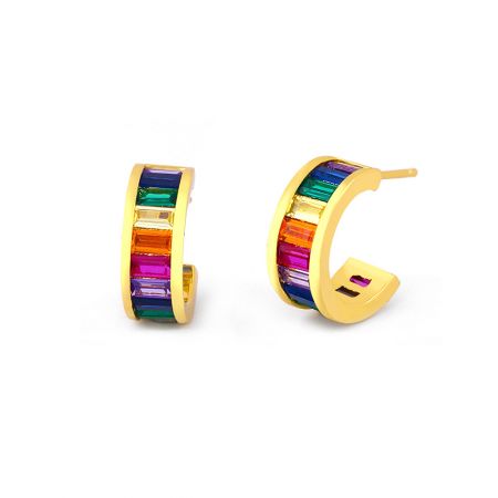 Vue latérale des boucles d'oreilles en or en forme de créole montrant l'agencement des pierres multicolores.