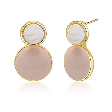 Eine Nahaufnahme der goldenen Ohrringe, die die filigranen Details des Opals und der rosa Steine betont.