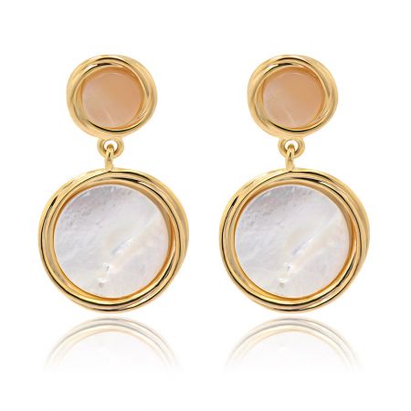 Pendientes Mini Planos De Doble Concha Disco Redondo - Un par de aretes mini planos de disco de concha redonda doble con montura dorada, con una piedra superior de color melocotón y una piedra de concha blanca en la parte inferior sobre un fondo blanco limpio.