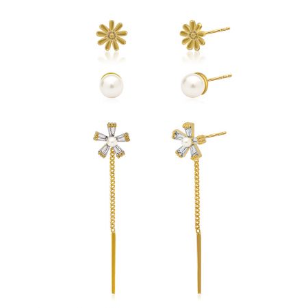 Vue détaillée des boucles d'oreilles en métal doré en forme de fleur, mettant en valeur les accents en perles et en pierres précieuses.