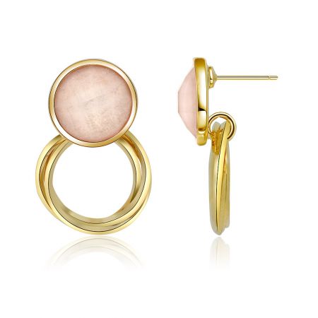 Vue en gros plan des boucles d'oreilles en or avec des pierres précieuses rose clair, présentant une finition lisse et mate.