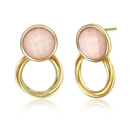 Profil latéral de la boucle d'oreille en pierre de résine rose, mettant en avant la combinaison moderne d'or et de rose.