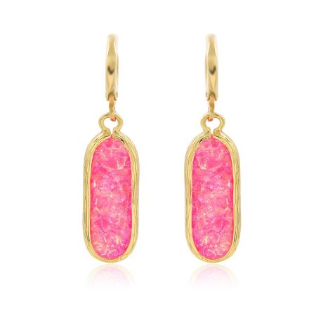 Boucles d'oreilles en résine rose. - Vue rapprochée des boucles d'oreilles en résine rose, mettant en valeur la pierre en résine rose faite à la main, montée sur un crochet français en laiton plaqué or.