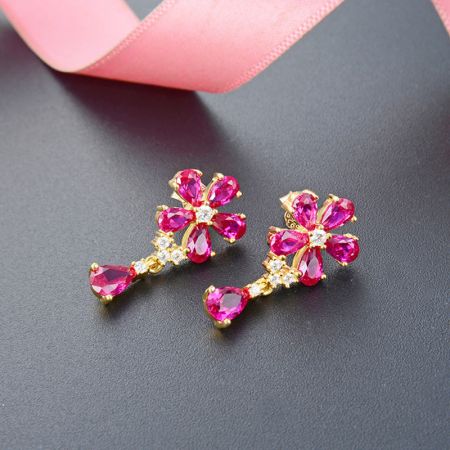 Orecchini a goccia a forma di fiore in zirconia rosa in argento sterling 925 (5 paia) - Un paio di orecchini a goccia a forma di fiore in argento sterling 925 con placcatura in oro, caratterizzati da delicate gemme di zirconia rosa e accenti di cristallo bianco su uno sfondo bianco pulito.
