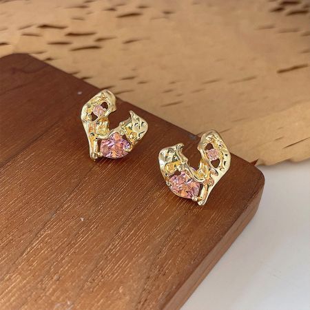 金メッキのピンククリスタルハートピアスの別の角度。