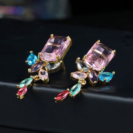 大きなピンクの石とカラフルなぶら下がり宝石を持つ高級ファッションイヤリング。