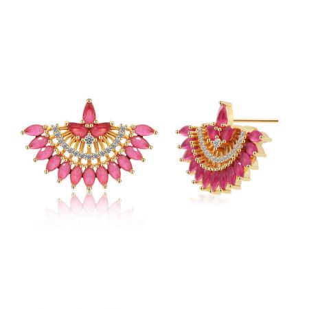 Vue détaillée des boucles d'oreilles Pinky Fan Studs mettant en valeur le travail d'or complexe, les pierres précieuses roses et les diamants blancs étincelants.