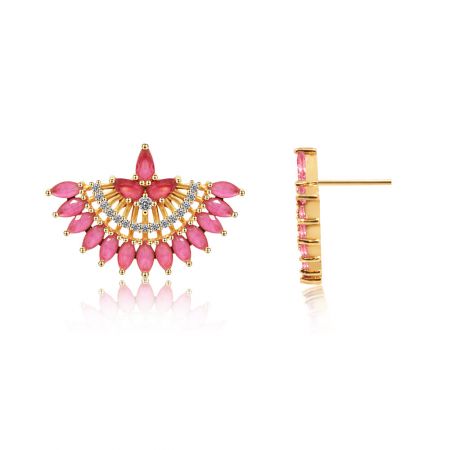 Profil latéral des boucles d'oreilles Pinky Fan Studs, mettant en avant le design en forme de fleur et la fermeture arrière sécurisée.