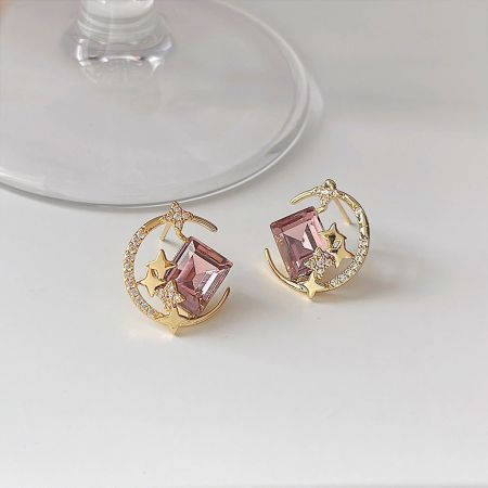Vários designs do conjunto de brincos com tema celestial, incluindo estrelas e luas com gemas rosas.