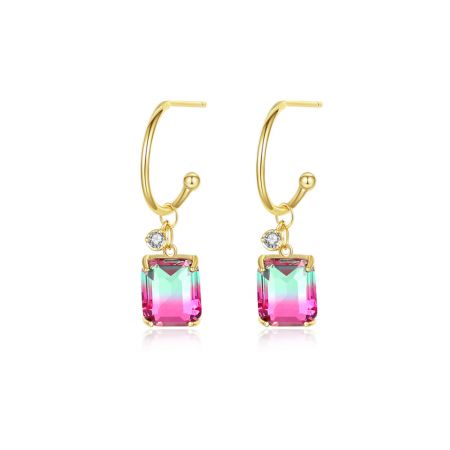 Pendientes de aro arcoíris con gota de oro - Primer plano de los pendientes de aro arcoíris con gota de oro, mostrando la vibrante gema en gradiente rosa-verde y los acentos brillantes en un aro de latón chapado en oro.