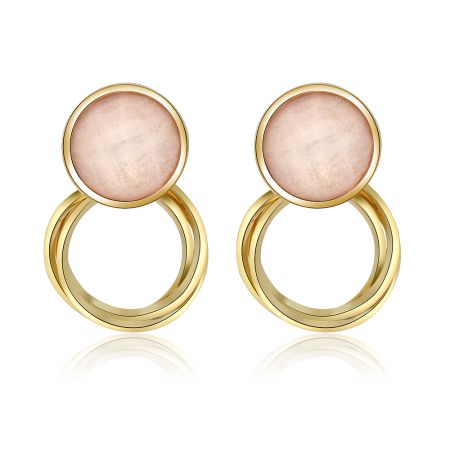 Boucles d'oreilles en pierre de résine rose. - Une paire de boucles d'oreilles en pierre de résine rose avec plaquage en or, présentant un design moderne à double anneau avec une pierre rose lisse.
