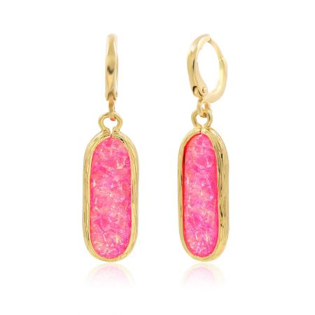 Gros plan de la boucle d'oreille en résine rose mettant en valeur la bordure en or texturée et la pierre rose marbrée.