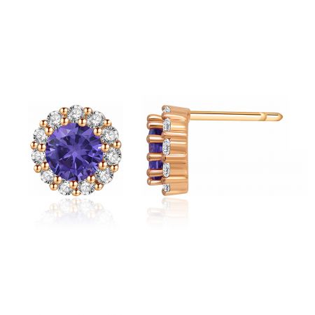 Vue latérale des boucles d'oreilles en améthyste et or rose mettant en valeur le sertissage complexe et l'éclat des pierres en zircon cubique.