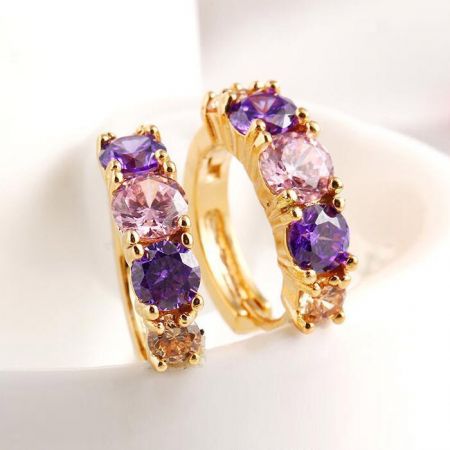 Otro ángulo de los pendientes de aro de oro con vibrantes gemas CZ moradas y rosas.