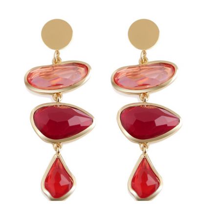 Pendientes de declaración de resina multicolor - Pendientes de declaración de resina multicolor con un diseño de colgante dorado y vibrantes piedras preciosas rojas y rosas.