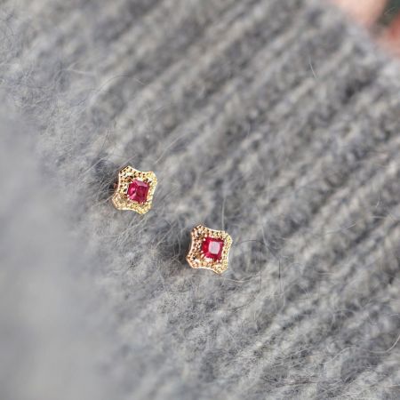 Pendientes de piedra roja rubí mini de oro vintage de plata esterlina 925 al por mayor - Un par de pendientes de oro estilo vintage con piedras preciosas rojas rubí cortadas en cuadrado rodeadas por un halo de pequeñas piedras claras, elaborados en plata esterlina 925.