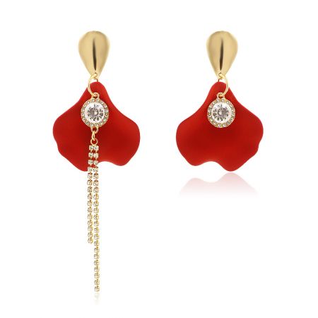 Pendientes en forma de pétalo de rosa de estilo asimétrico - Un par de pendientes en forma de pétalo de rosa de estilo asimétrico, con chapado en oro, pétalos de acrílico rojo y piedras preciosas transparentes brillantes sobre un fondo blanco.