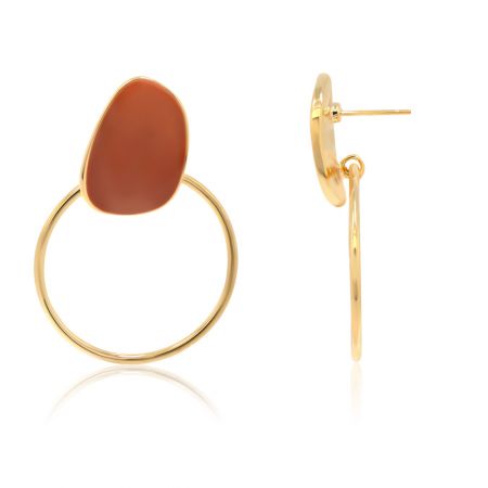 Vue détaillée des clous d'oreilles en forme de carré cubique émaillé marron mettant en valeur la pierre brun-rouge.