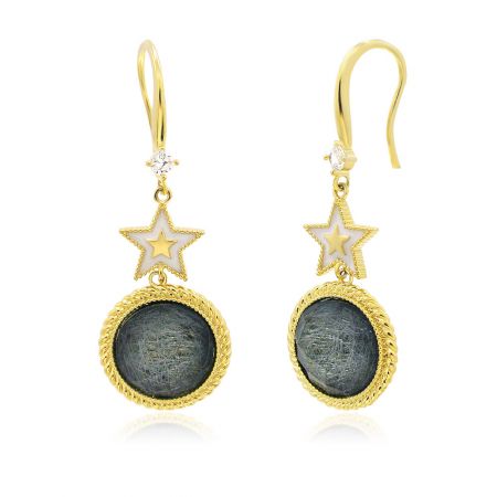 Gros plan des boucles d'oreilles en résine irisée étoile, mettant en valeur les pierres en résine grise et les charms en étoile dorée.