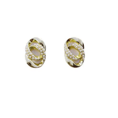 Pendientes de perlas con eslabones cubanos. - Un par de pendientes de perlas con eslabones cubanos con un diseño entrelazado en dorado y blanco, que presenta una perla central y adornos de piedras transparentes.