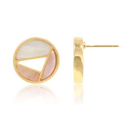 Vue latérale des boucles d'oreilles en coquillage à trois couleurs, mettant en avant la fermeture à tige en or.