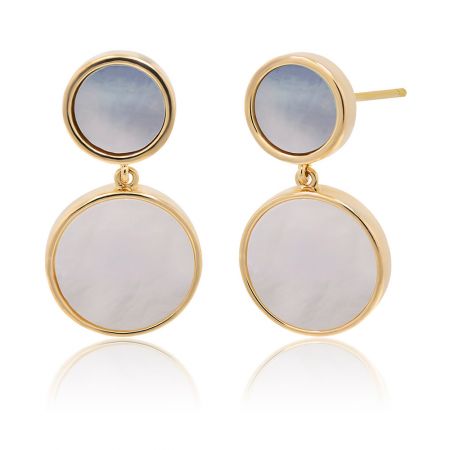 Prise de vue détaillée des boucles d'oreilles à double disque en coquillage, mettant en avant les deux pierres blanches circulaires serties dans l'or.