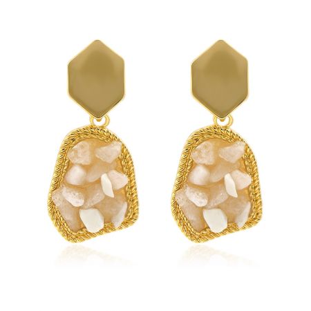 Boucles d'oreilles en pierre brute beige - Une paire de boucles d'oreilles en pierre brute beige, avec des incrustations en cristal blanc étincelant sur un fond blanc.