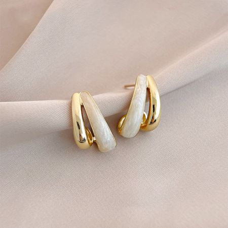 レトロ14k金メッキエナメル二重層スタッドイヤリング(5ペア) - ツイストされた二重層デザインと白のエナメルインレイを持つレトロスタイルの14k金メッキスタッドイヤリングのペア、クリーンな背景の上。