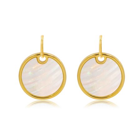 Boucle d'oreille ronde en coquillage - Une paire de boucles d'oreilles rondes en coquillage plaquées or, avec un élément en coquillage irisé blanc sur un fond blanc.