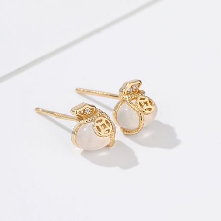 Orecchini a bottone piccoli a forma di sacchetto di denaro fortunato placcati in oro in argento sterling 925 (5 paia) - Un primo piano degli orecchini a bottone a forma di sacchetto di denaro fortunato in argento sterling 925, con una brillante placcatura in oro e accentuati da delicate perle bianche e diamanti.