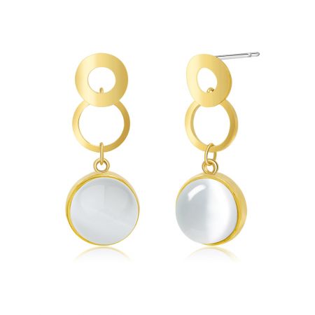 Alternatieve weergave van de vergulde Witte Kattenoog Dangle Oorbellen, die hun elegante druppelontwerp tonen.