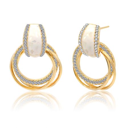 Scatto dettagliato che mostra la pietra bianca e gli accenti di diamante sugli orecchini a cerchio placcati in oro.