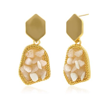 Vue détaillée des boucles d'oreilles en pierre brute plaquées or mettant en valeur les détails en époxy beige et en cristal.