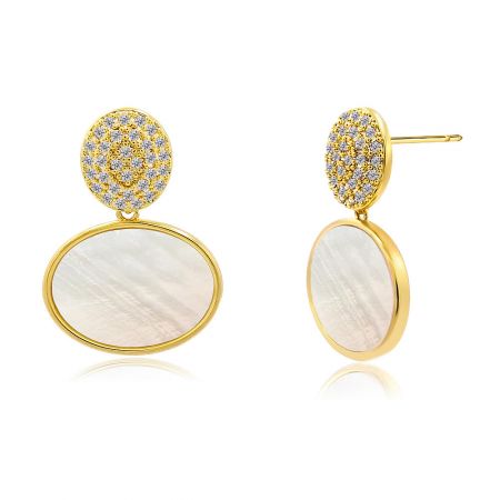 Une vue détaillée des boucles d'oreilles pendantes en coquille ovale étincelante, mettant en valeur le cadre en or complexe avec des pierres blanches et des cristaux transparents.