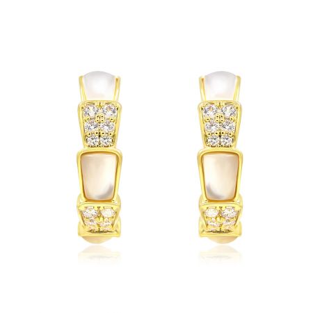 Boucles d'oreilles en coquille blanche naturelle - Une vue rapprochée des boucles d'oreilles en forme de serpent en coquille blanche naturelle, mettant en valeur le plaquage en or complexe, l'incrustation en nacre et les pierres en zircon cubique étincelantes.
