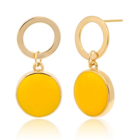Detalle en primer plano de los pendientes redondos de esmalte amarillo de primavera, destacando la artesanía del disco amarillo redondo.