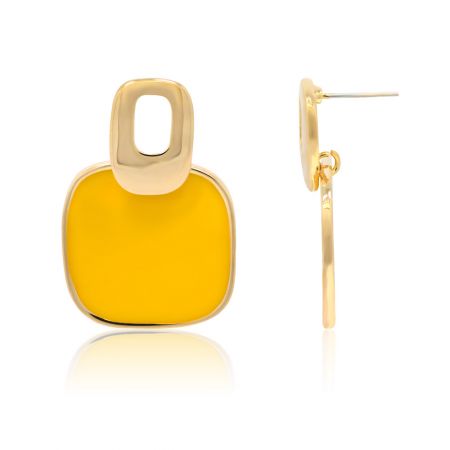 Vue de côté de la boucle d'oreille clou en émail jaune, mettant en avant son design moderne et sa fermeture à tige.