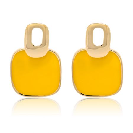 Pendientes cúbicos cuadrados de esmalte amarillo. - Un par de pendientes cúbicos cuadrados de esmalte amarillo con un acabado epóxico vibrante en amarillo-naranja, mostrados sobre un fondo neutro.