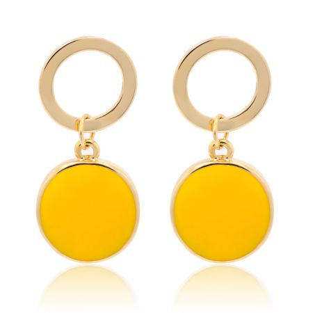 Orecchini a disco rotondo in smalto giallo primavera - Un paio di orecchini a disco rotondo in smalto giallo primavera, con perni placcati in oro e pendenti circolari gialli vivaci, mostrati su uno sfondo bianco pulito.