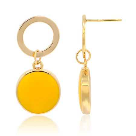 Vista lateral de los pendientes redondos de esmalte amarillo de primavera, mostrando el chapado en oro y el acabado suave de epoxi.