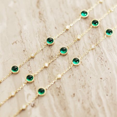 Tres pulseras de plata esterlina del conjunto, con piedras de esmeralda y circonio.