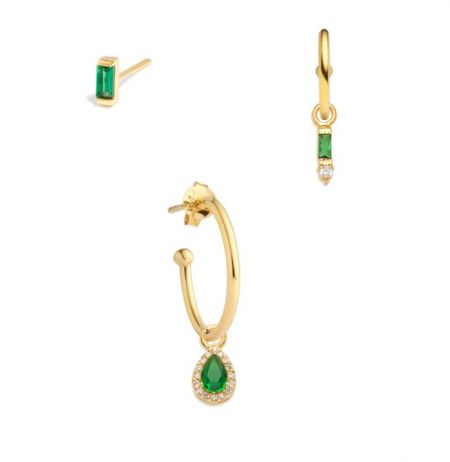 Conjunto de Aretes de Aro de Esmeralda - Un conjunto de tres aretes de aro de esmeralda chapados en oro con acentos de circonita cúbica, exhibidos sobre un fondo blanco limpio. Estilo JRE-149 de JR Fashion Accessories.