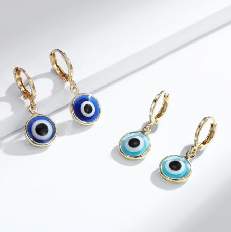 Boucle d'oreille œil maléfique petite - Une paire de petites boucles d'oreilles œil maléfique en laiton plaqué or, mettant en avant le design complexe en émail et en cristal.