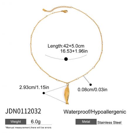 Modello che indossa la collana con pendente a forma di pesce placcato in oro 18k e set di orecchini.