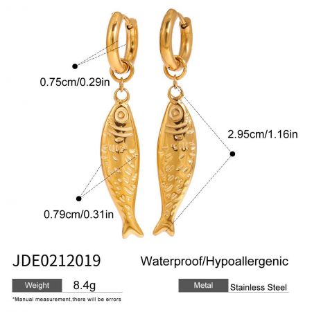 Vista dettagliata del set di collana e orecchini a forma di pesce d'oro abbinati su una pietra con conchiglie.