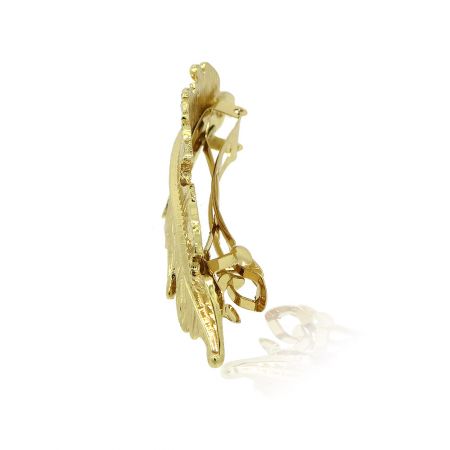 Un pendiente floral dorado complementario, parte de la misma línea de joyería inspirada en la naturaleza.